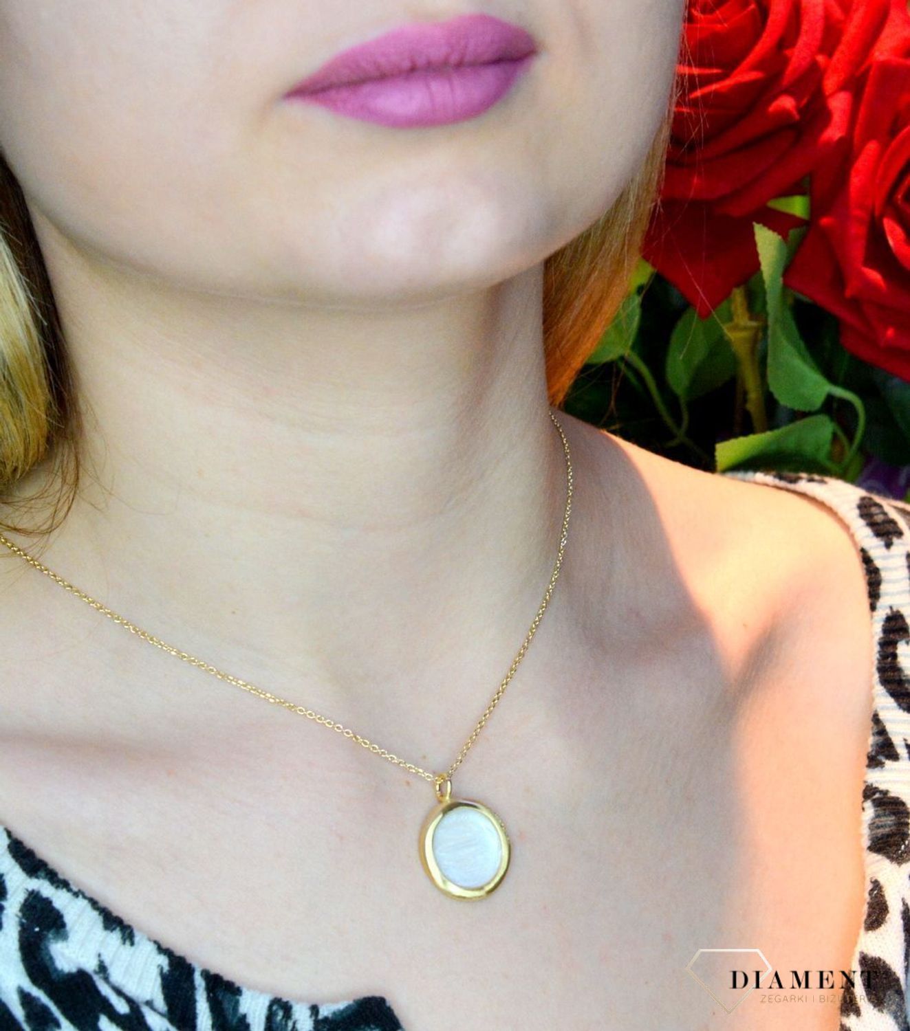 Pozłacany Naszyjnik Dall'acqua okrągła zawieszka z masą perłową C AQ Z4184529WH. Biżuteria włoskiej firmy Dall'acqua z kolekcji Sublime to połączenie niezwykłej gamy barw syntetycznych kamieni, nietuzinkowej formy i krus.jpg